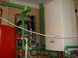 Dwa hydroboksy z Althermy LT 16 kW zawieszone w rogu kotłowni